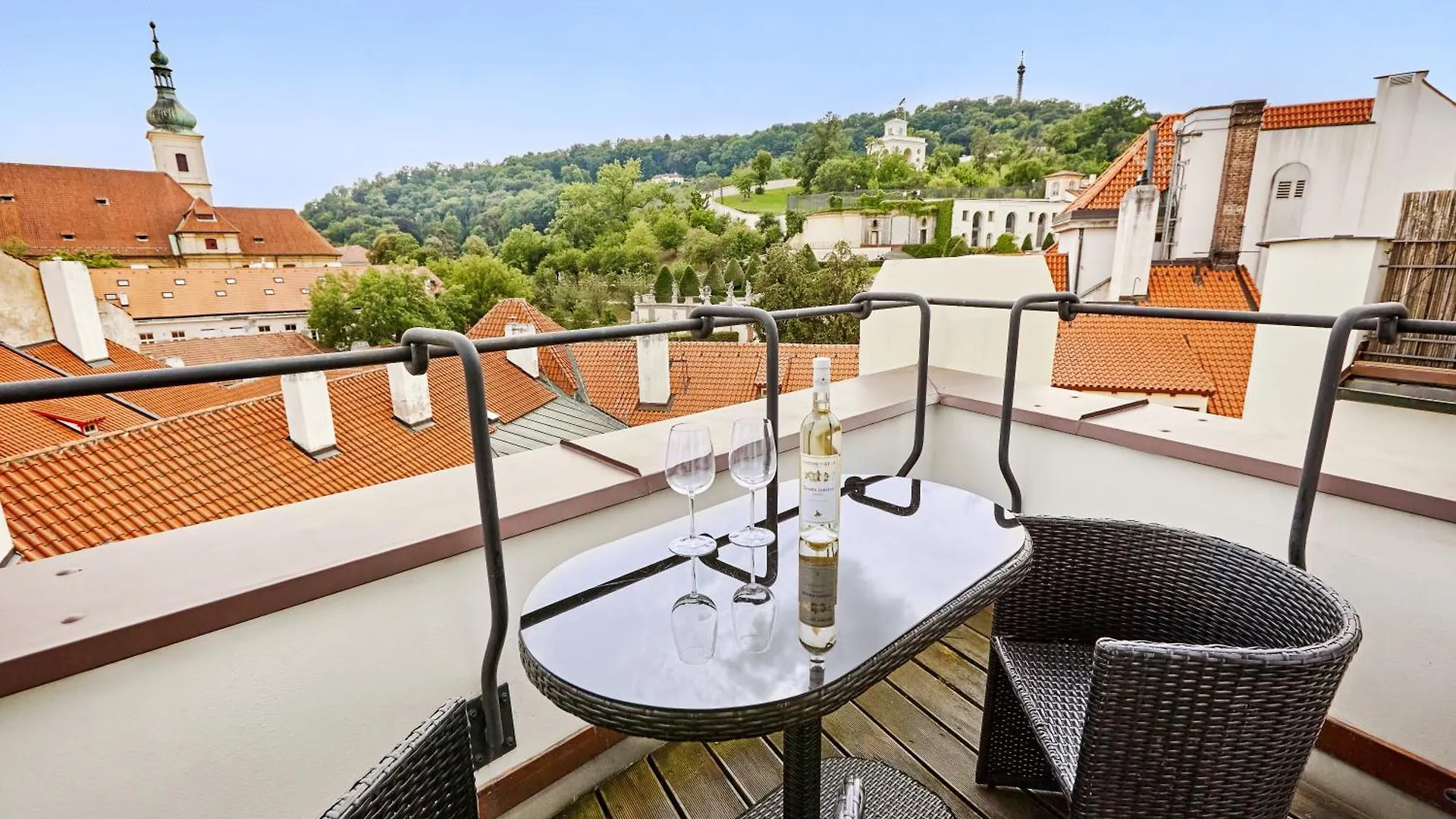 At The Blue Lion & Parking Assistance Apartment Prague