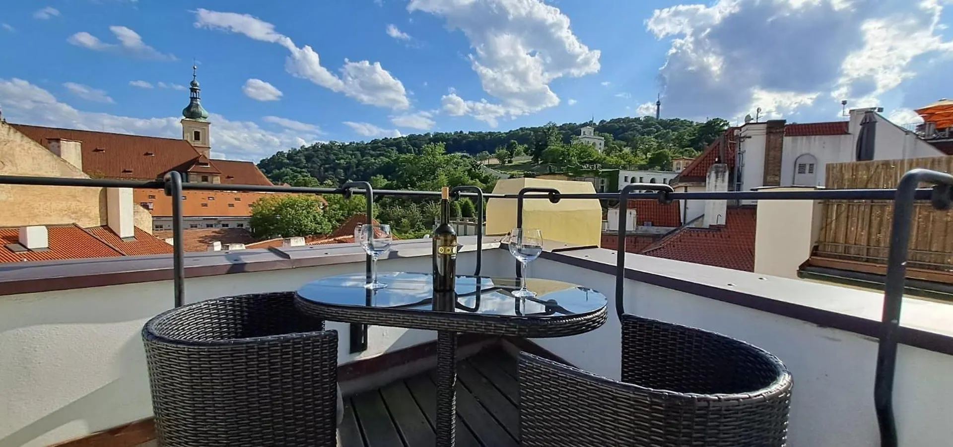 At The Blue Lion & Parking Assistance Apartment Prague