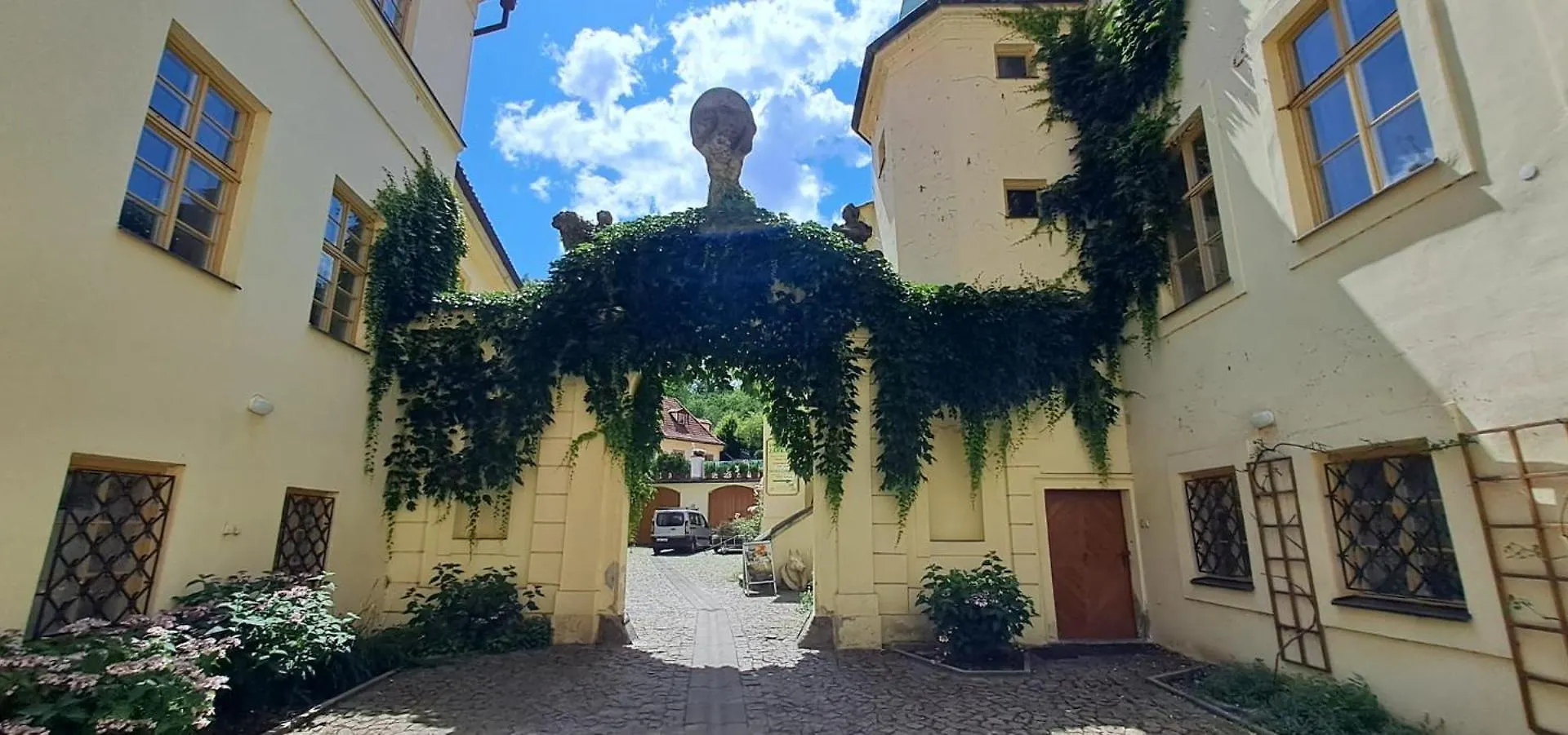 At The Blue Lion & Parking Assistance Apartment Prague