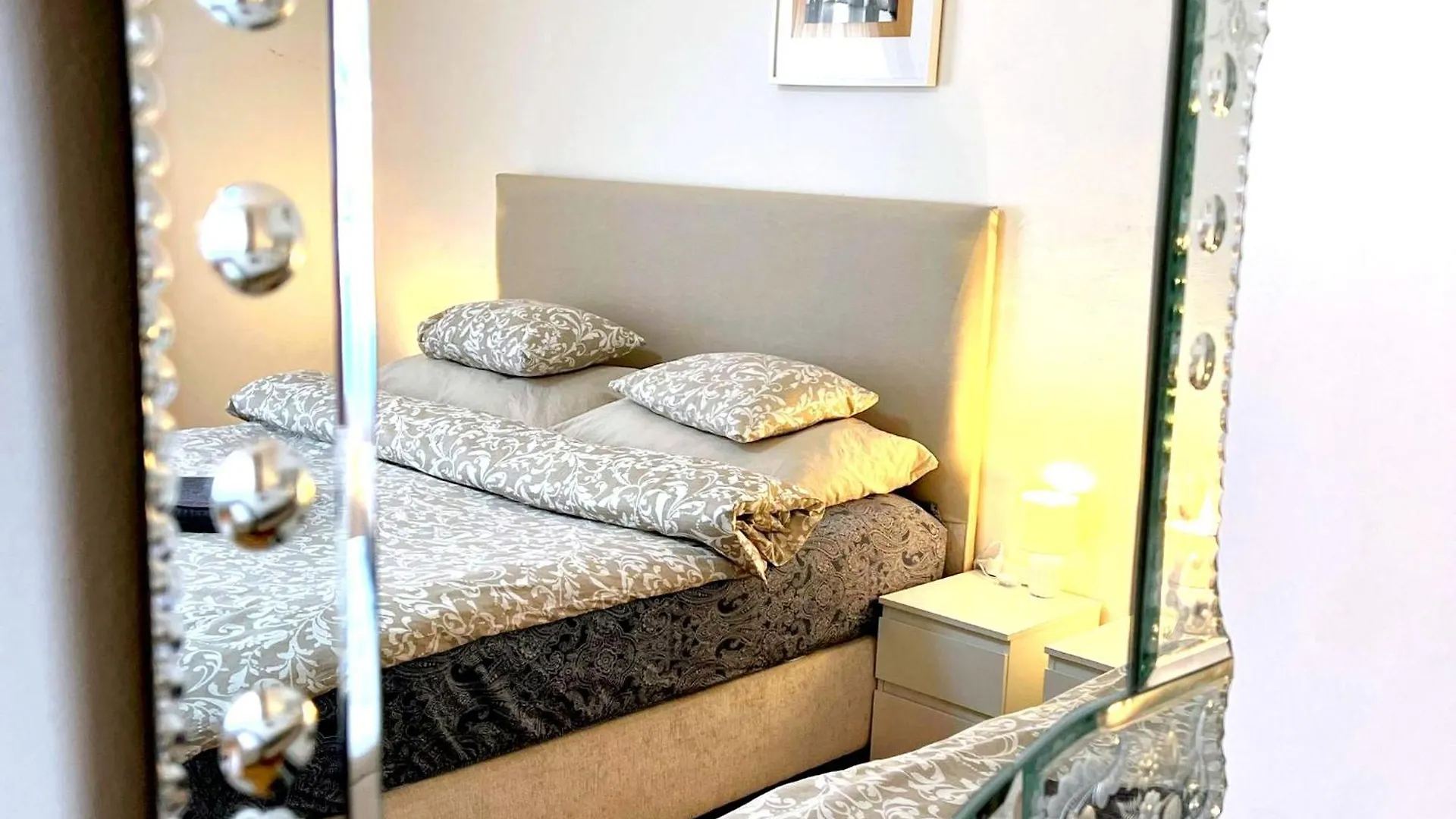 At The Blue Lion & Parking Assistance Apartment Prague