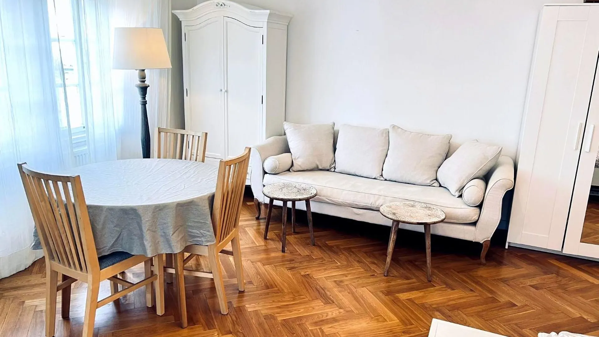 At The Blue Lion & Parking Assistance Apartment Prague 0*,